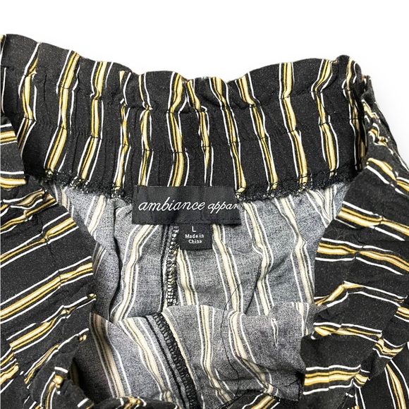 ✨ STRIPED PATTERN SHORTS✨ - Picture 4 of 5